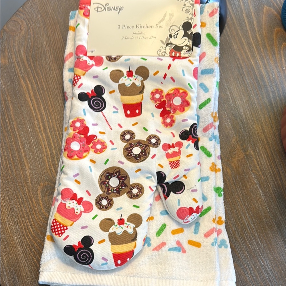 Disney 3 Piece Kitchen Set Two Towels and One Oven Mitt Cotton Disney Desserts